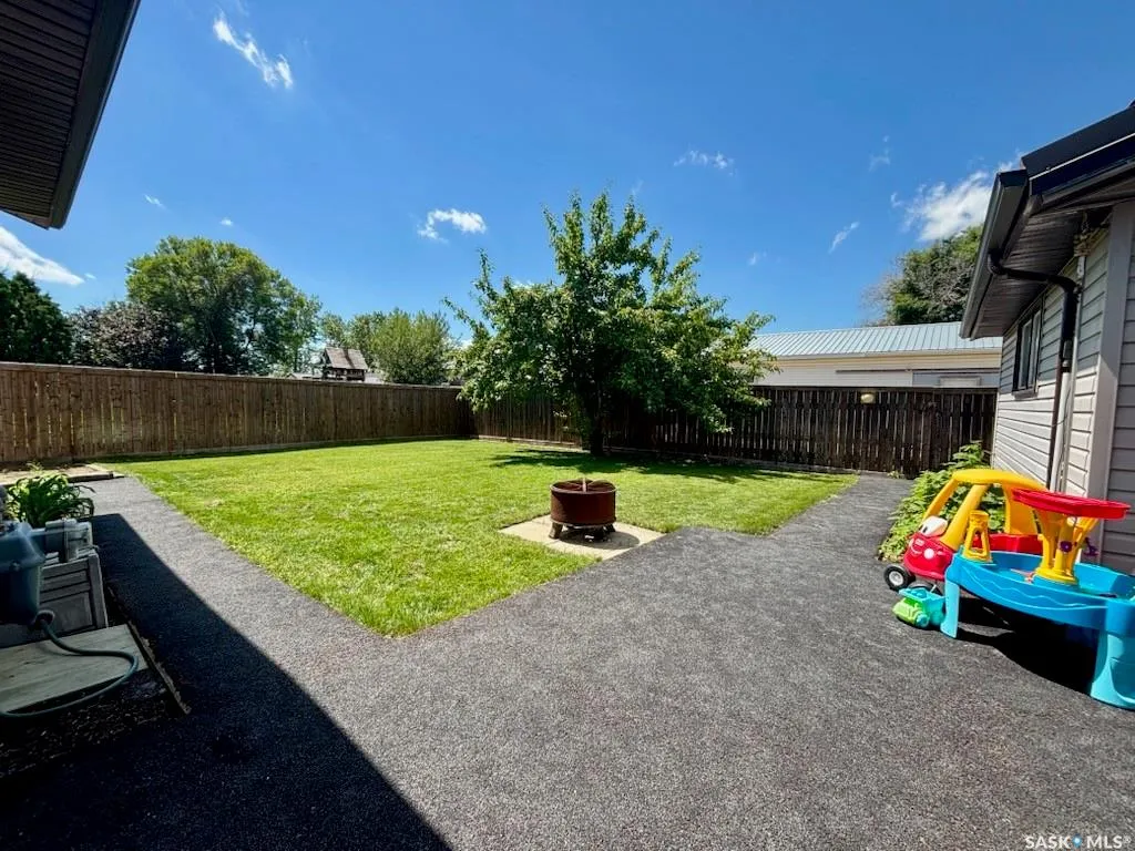 119 Montgomery Crescent Weyburn SK S4H 2X6