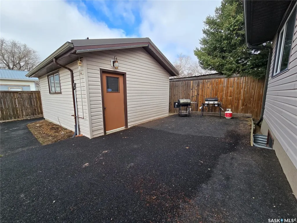 119 Montgomery Crescent Weyburn SK S4H 2X6