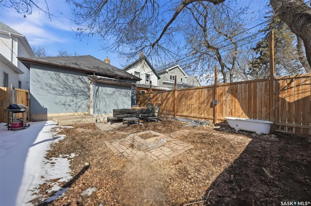 412 H Avenue S Saskatoon SK S7M 1W5