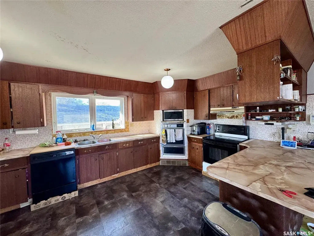 1215 Athabasca Street W Moose Jaw SK S6H 6C7