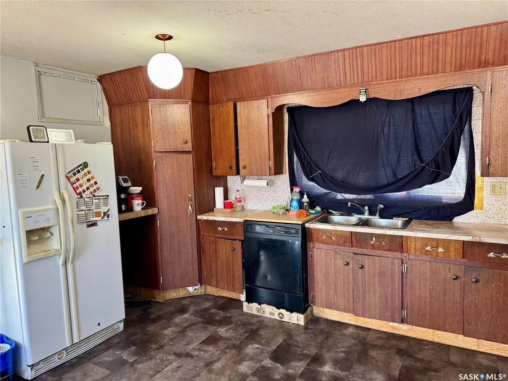 1215 Athabasca Street W Moose Jaw SK S6H 6C7