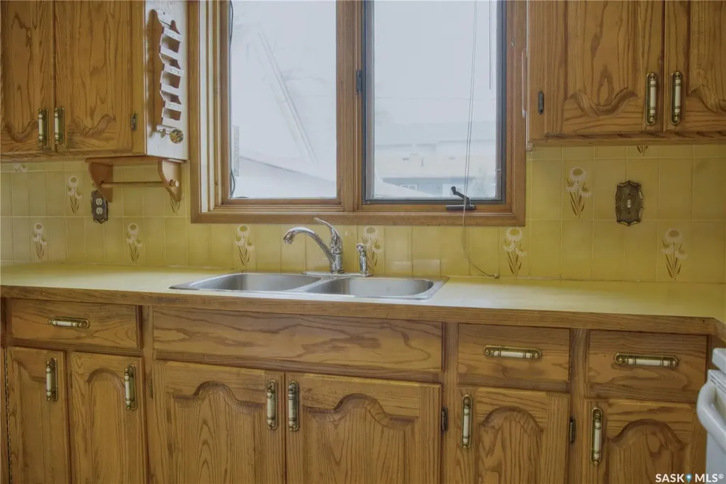 802 7th Street E Saskatoon SK S7H 0Y4