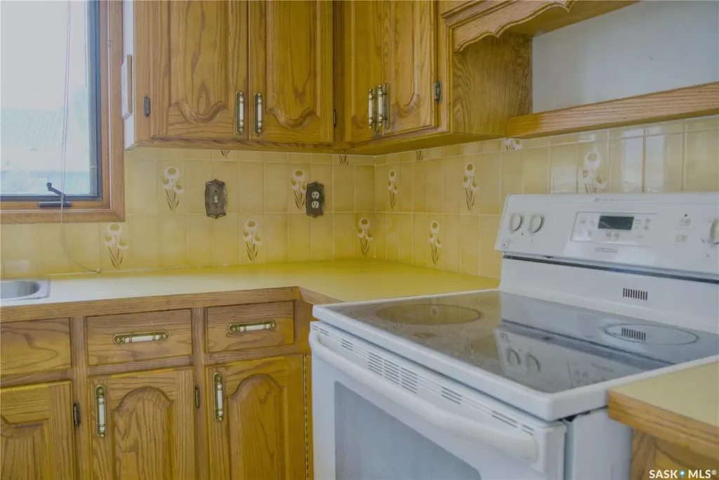 802 7th Street E Saskatoon SK S7H 0Y4