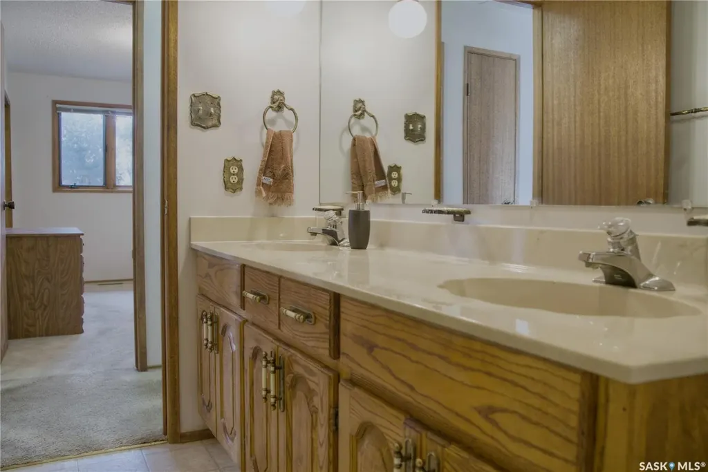 802 7th Street E Saskatoon SK S7H 0Y4