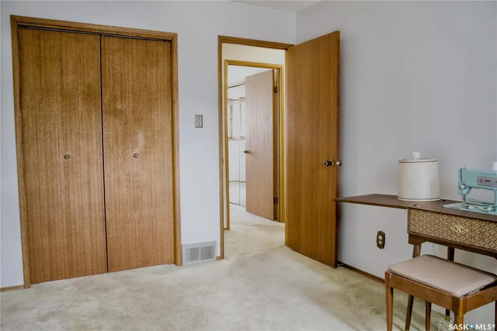 802 7th Street E Saskatoon SK S7H 0Y4