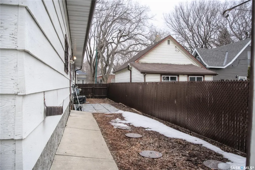 802 7th Street E Saskatoon SK S7H 0Y4