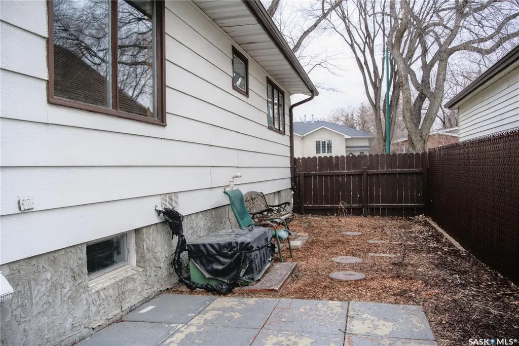 802 7th Street E Saskatoon SK S7H 0Y4