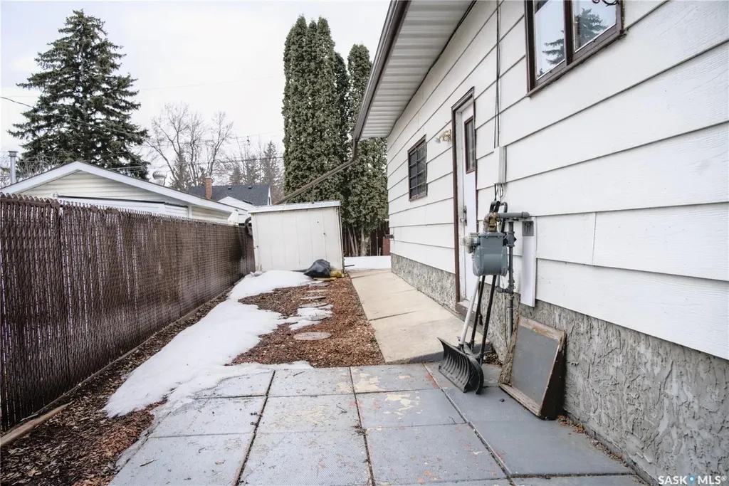 802 7th Street E Saskatoon SK S7H 0Y4