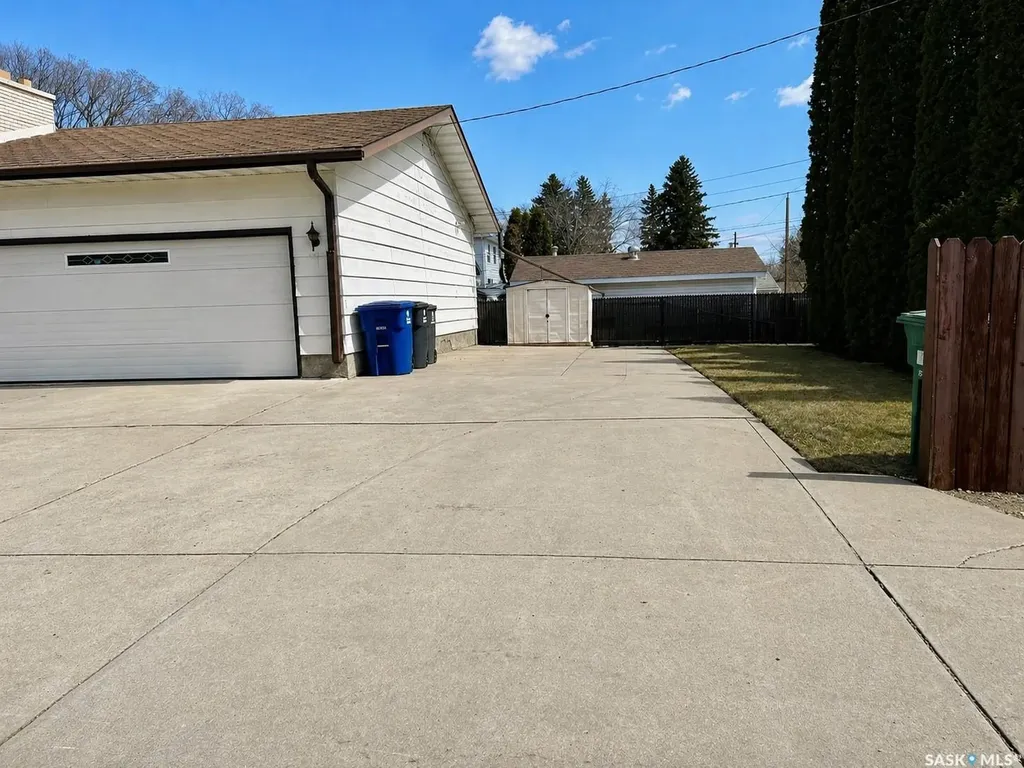 802 7th Street E Saskatoon SK S7H 0Y4
