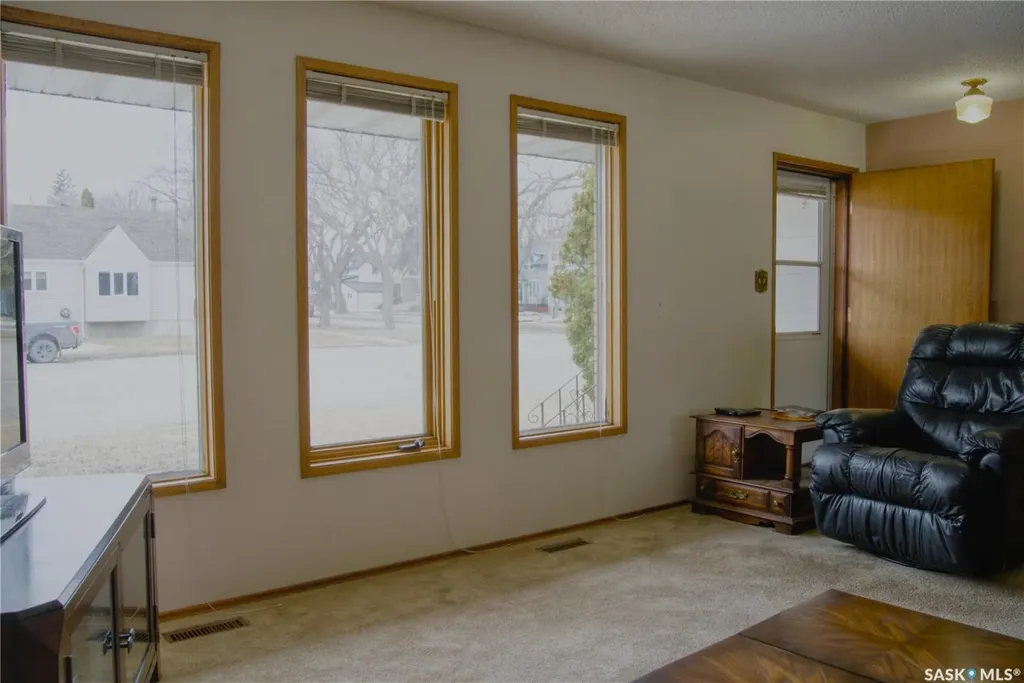 802 7th Street E Saskatoon SK S7H 0Y4