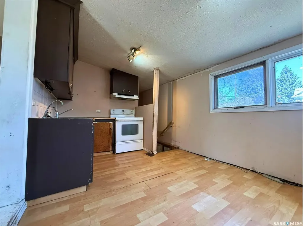 562 Athabasca Street W Moose Jaw SK S6H 2C6