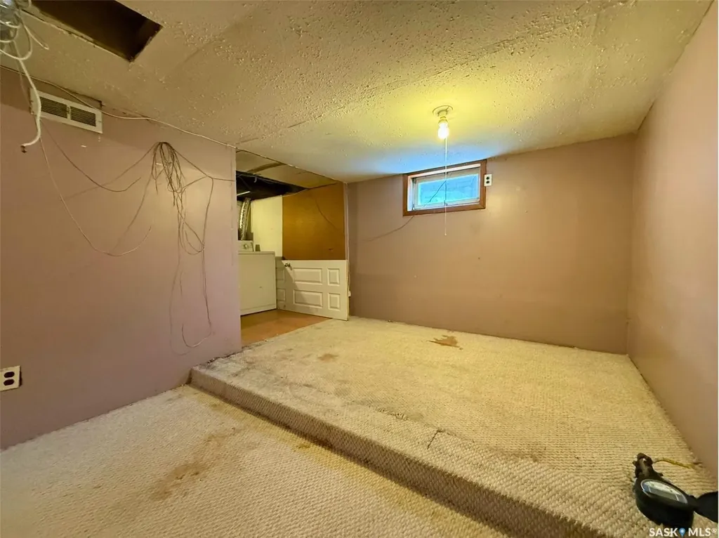 562 Athabasca Street W Moose Jaw SK S6H 2C6