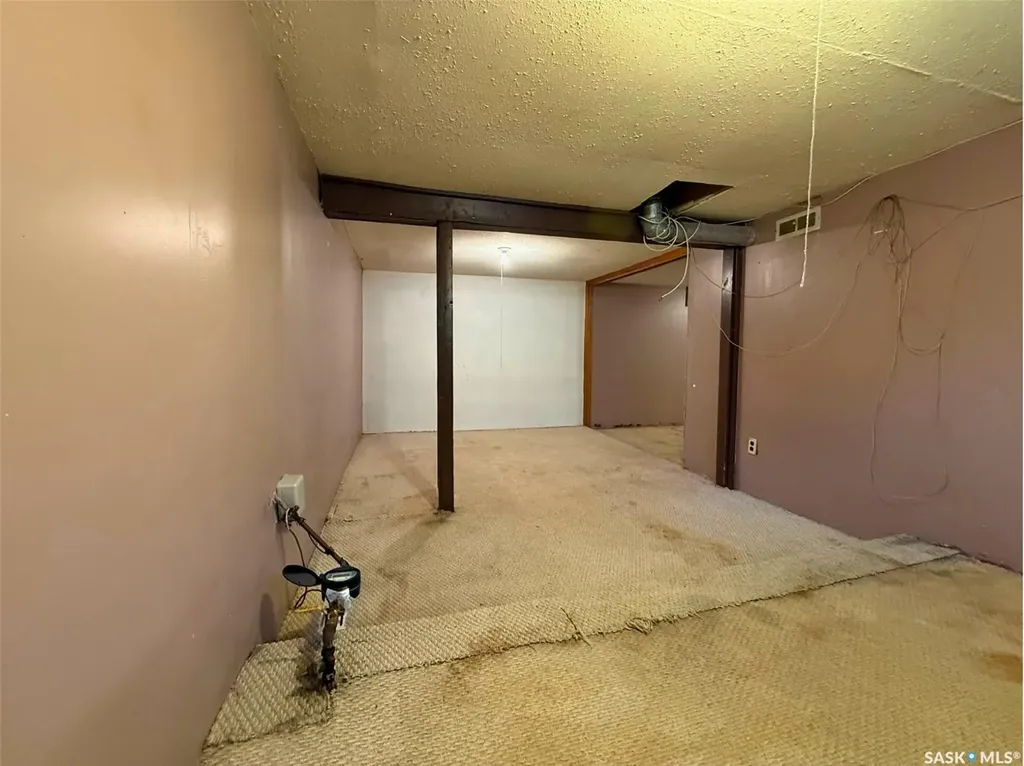 562 Athabasca Street W Moose Jaw SK S6H 2C6