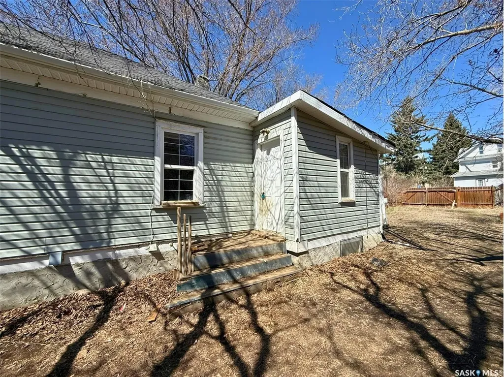 562 Athabasca Street W Moose Jaw SK S6H 2C6