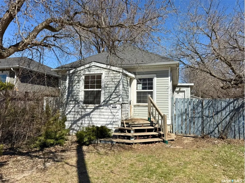 562 Athabasca Street W Moose Jaw SK S6H 2C6