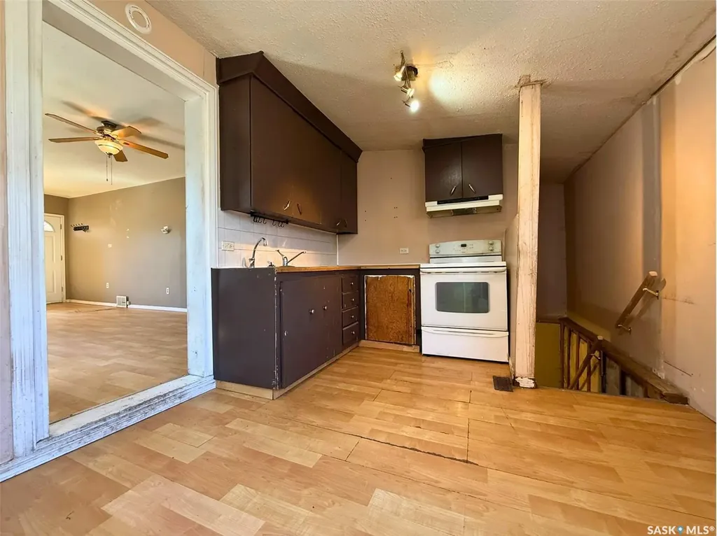 562 Athabasca Street W Moose Jaw SK S6H 2C6