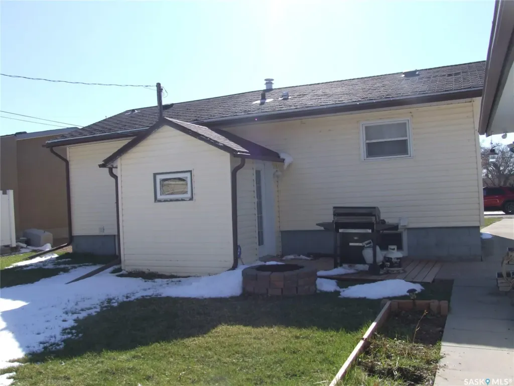 561 Dome Crescent Burstall SK S0N 0H0