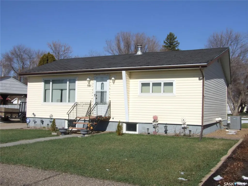 561 Dome Crescent Burstall SK S0N 0H0