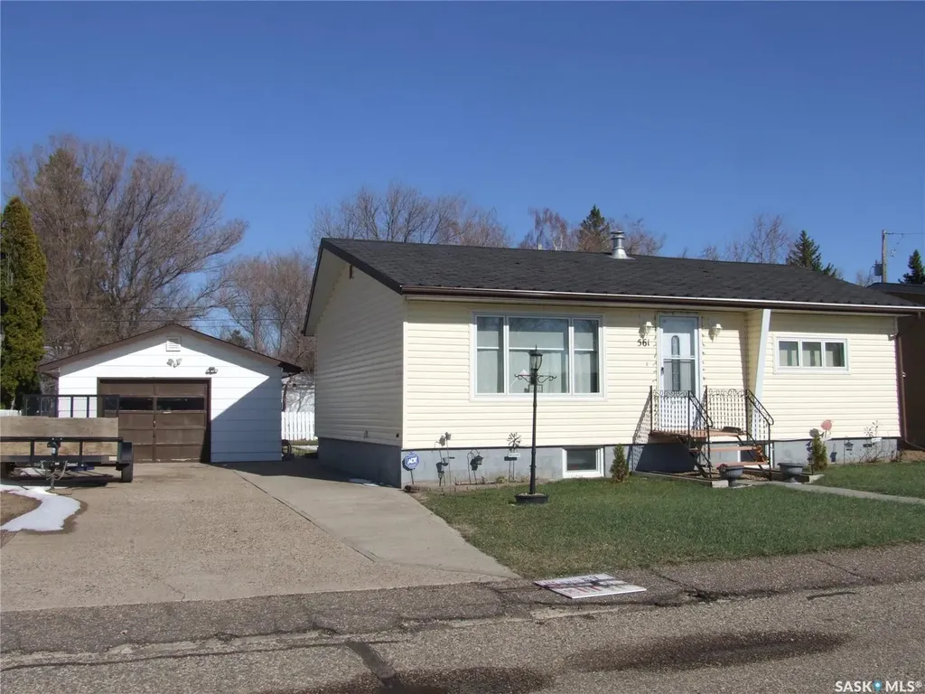 561 Dome Crescent Burstall SK S0N 0H0