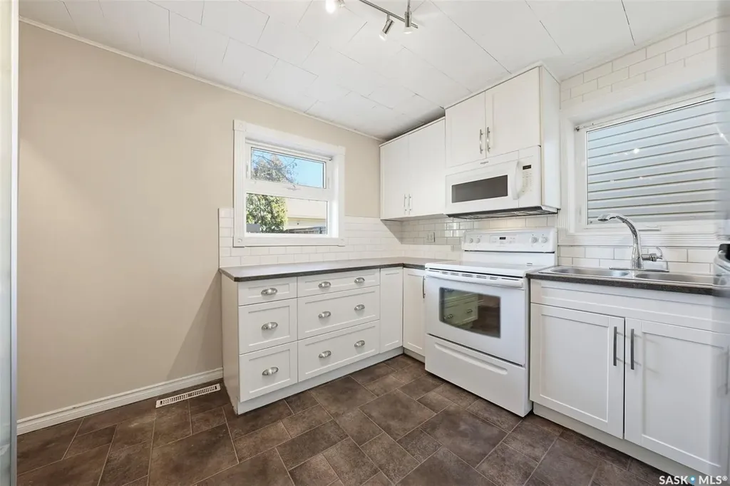 1336 H Avenue N Saskatoon SK S7L 2E4