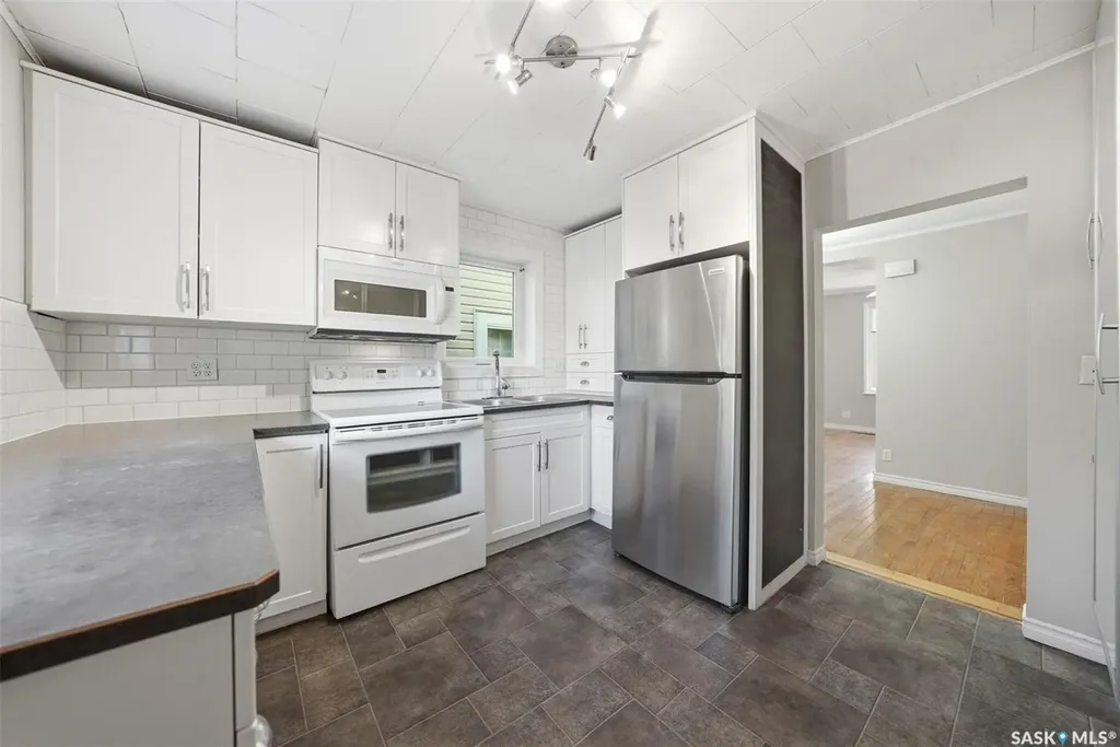 1336 H Avenue N Saskatoon SK S7L 2E4