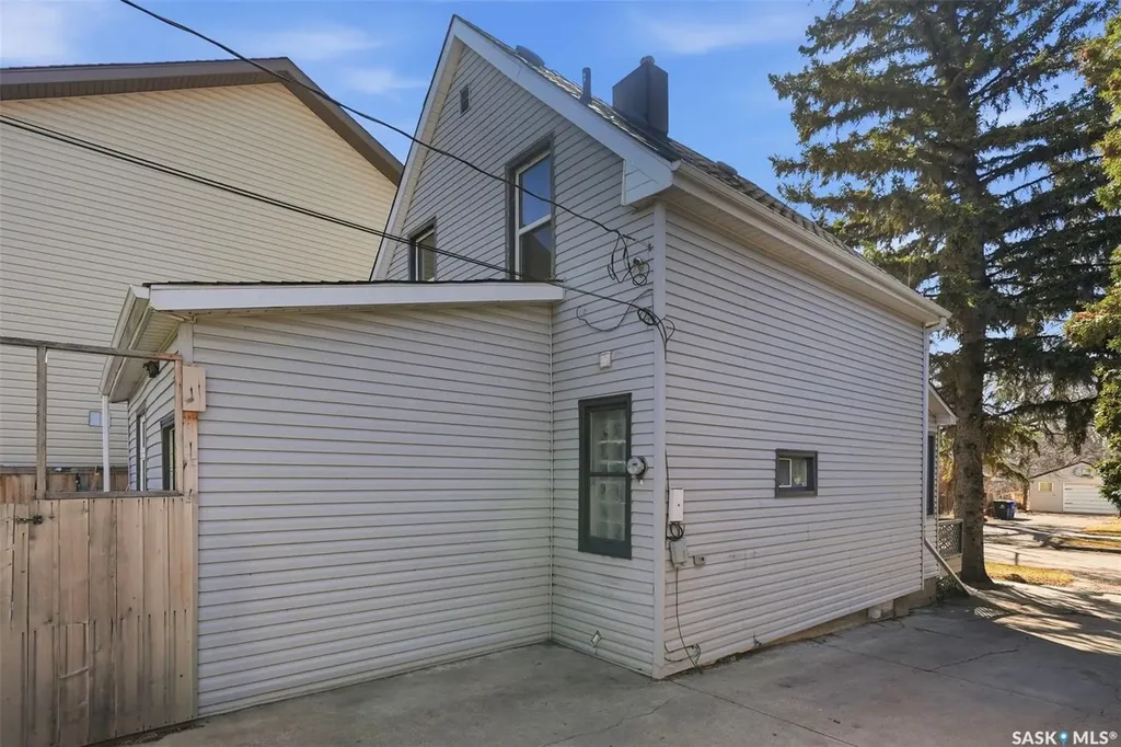 1336 H Avenue N Saskatoon SK S7L 2E4