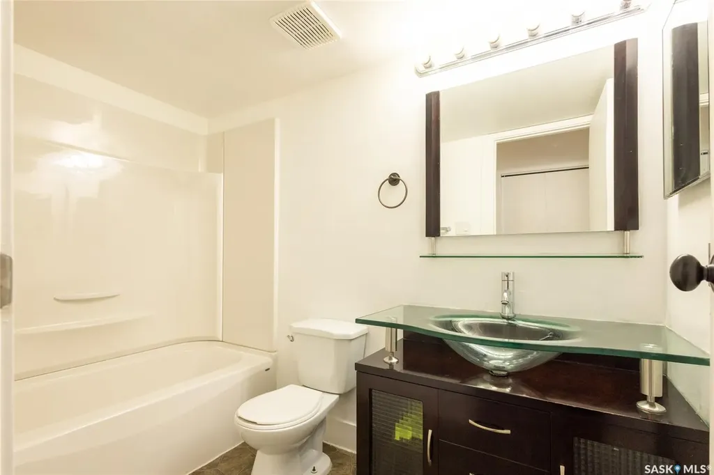 512 4th Avenue N Saskatoon SK S7K 2M7