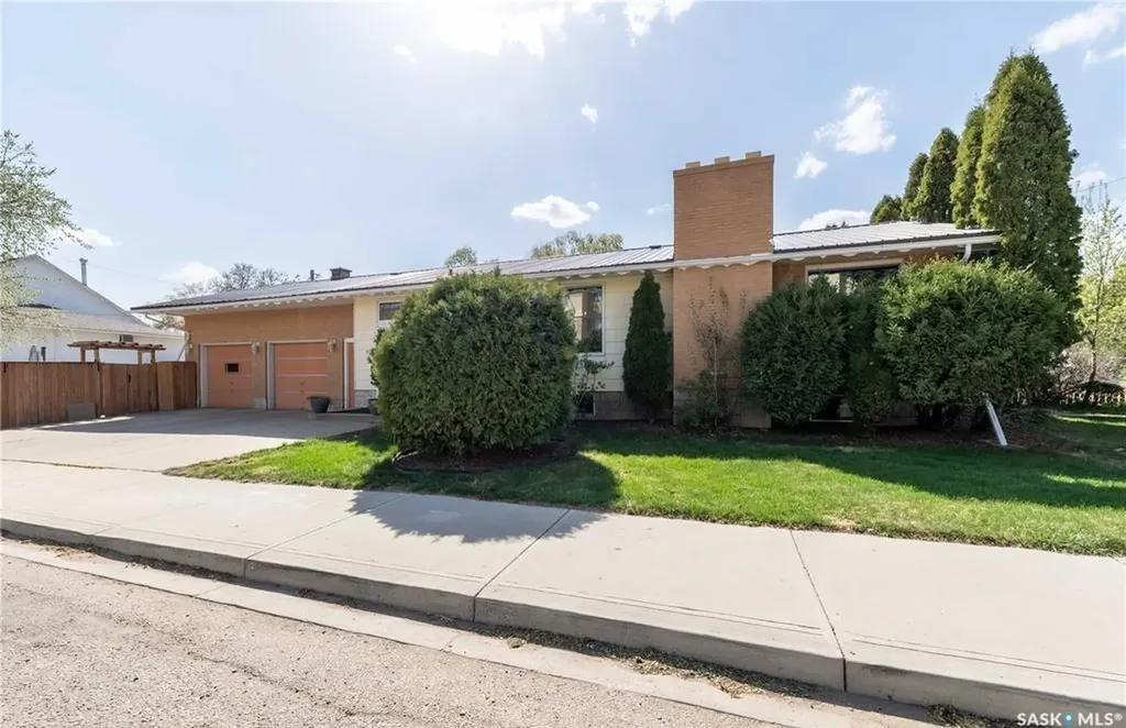 401 Stadacona Street W Moose Jaw SK S6H 1Z7