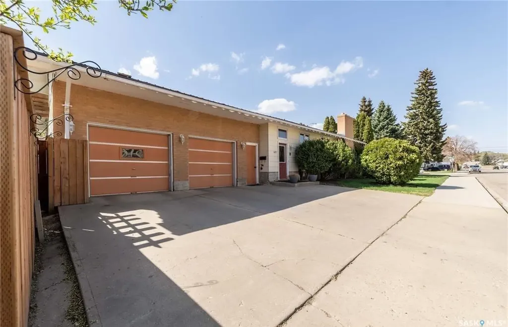 401 Stadacona Street W Moose Jaw SK S6H 1Z7