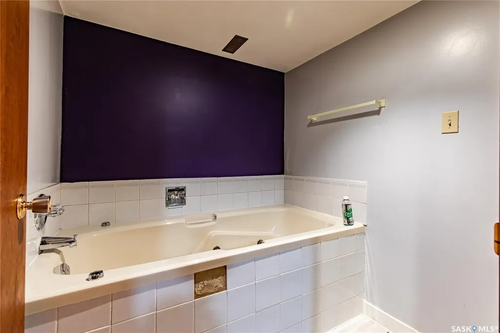 401 Stadacona Street W Moose Jaw SK S6H 1Z7