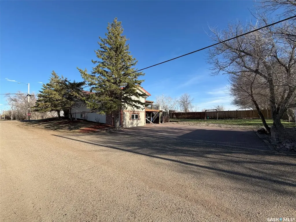 117 2nd Street W Frontier SK S0N 0W0