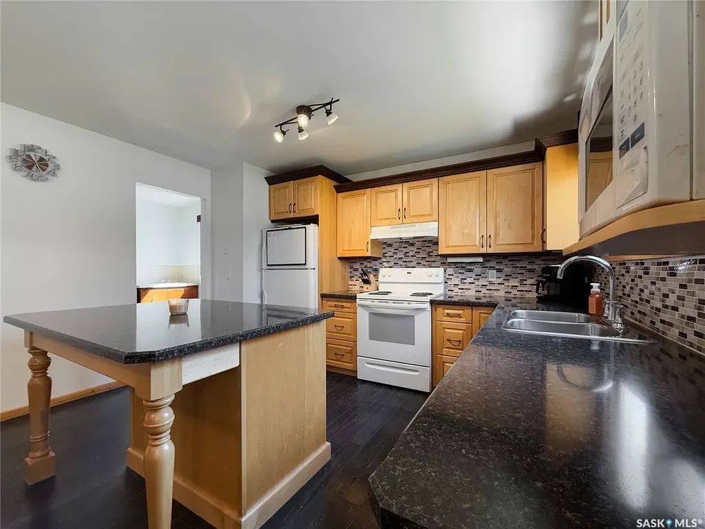 208 1st Street E Climax SK S0N 0N0