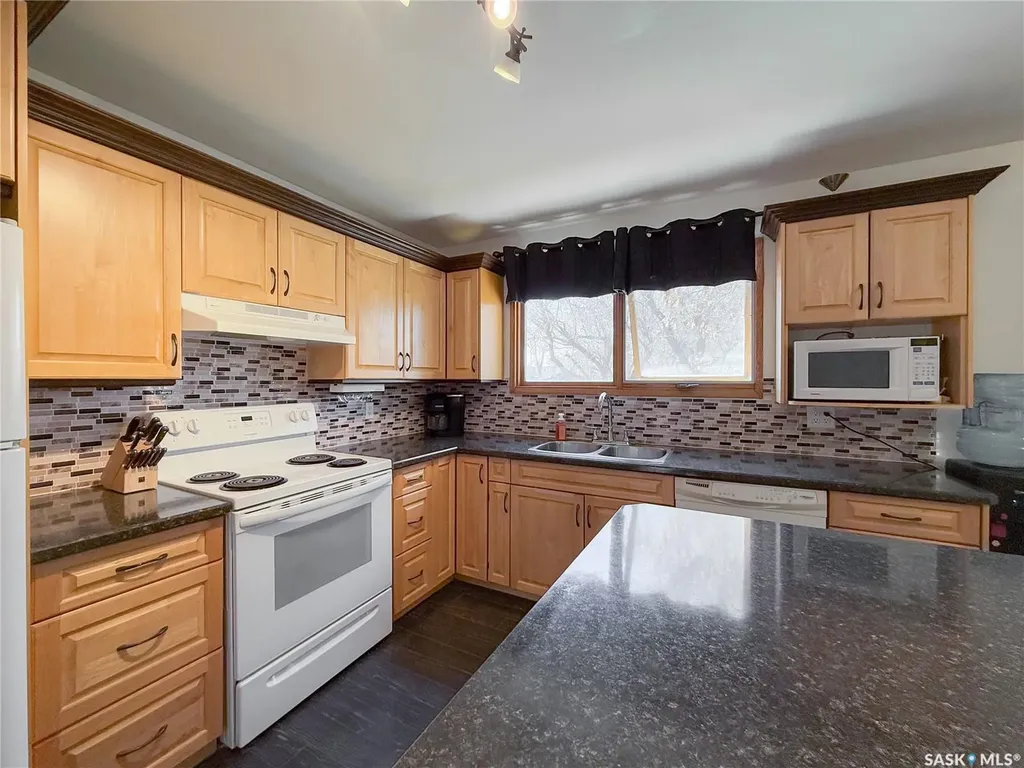 208 1st Street E Climax SK S0N 0N0