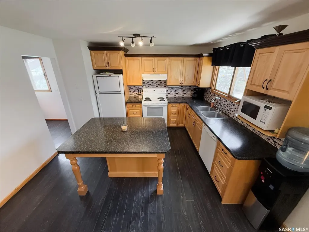 208 1st Street E Climax SK S0N 0N0