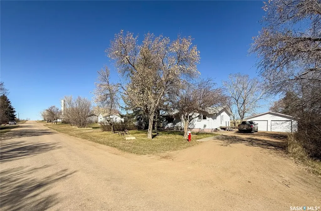 208 1st Street E Climax SK S0N 0N0