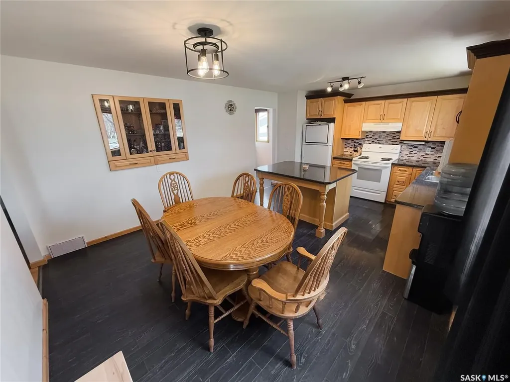 208 1st Street E Climax SK S0N 0N0