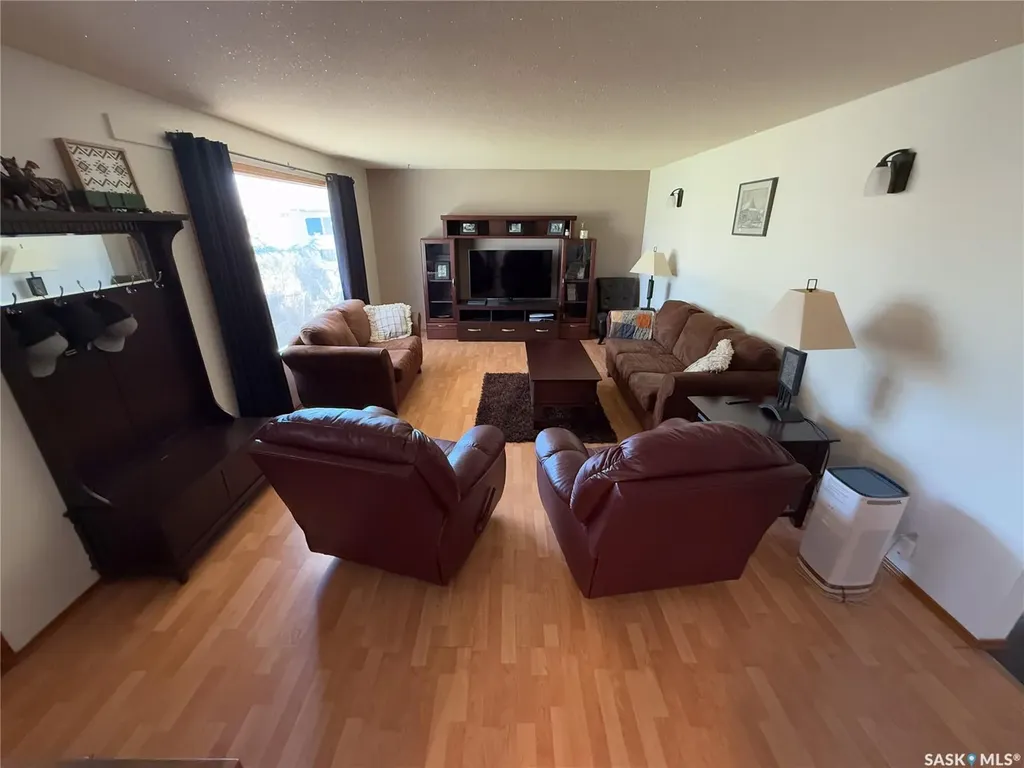 208 1st Street E Climax SK S0N 0N0