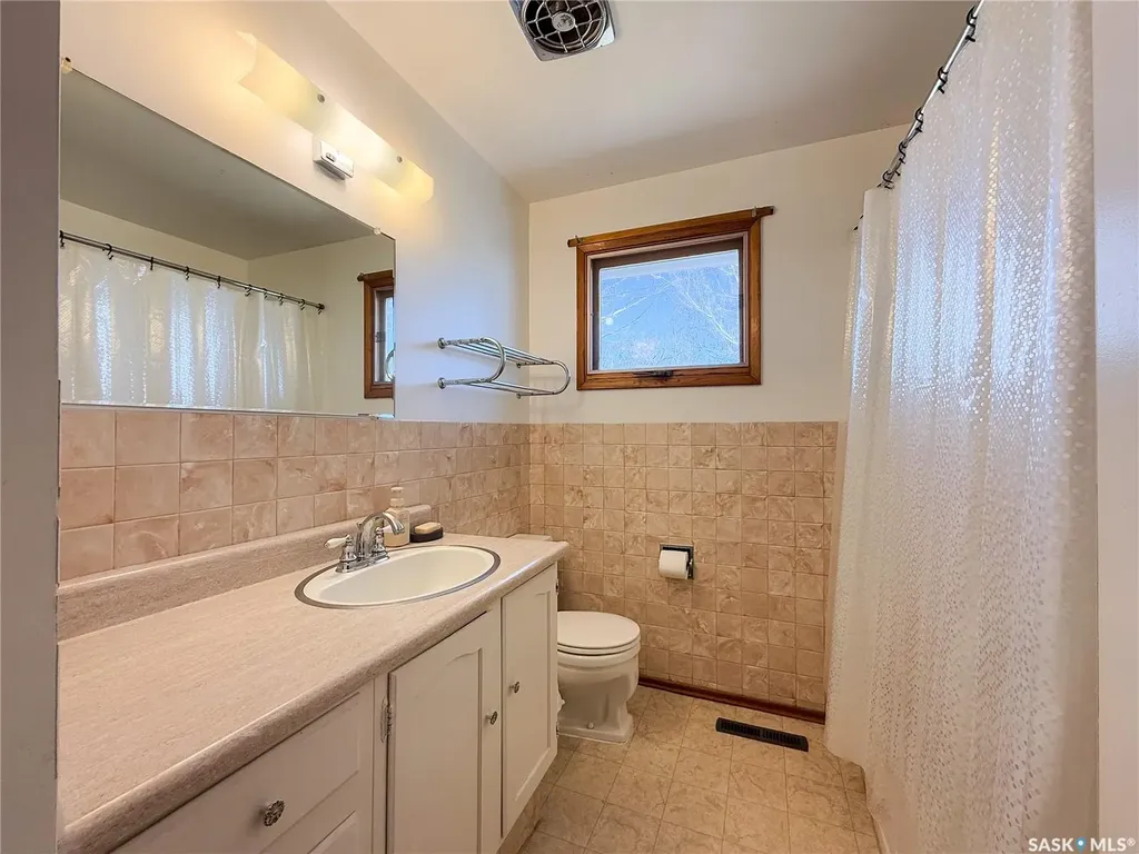 208 1st Street E Climax SK S0N 0N0