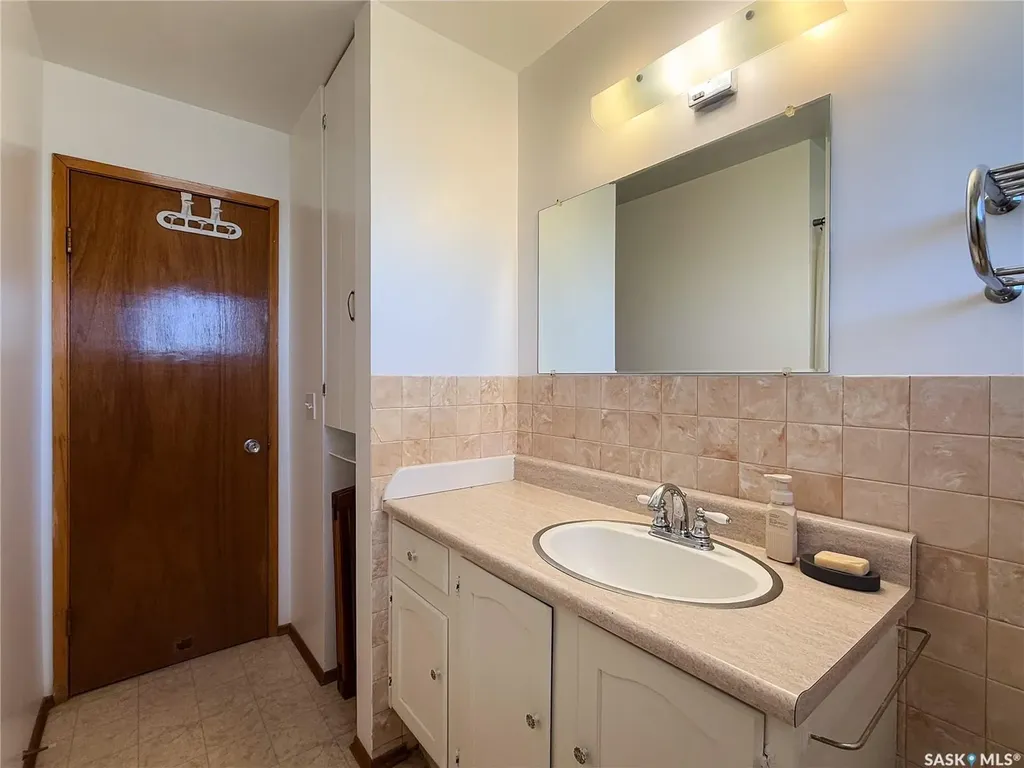 208 1st Street E Climax SK S0N 0N0
