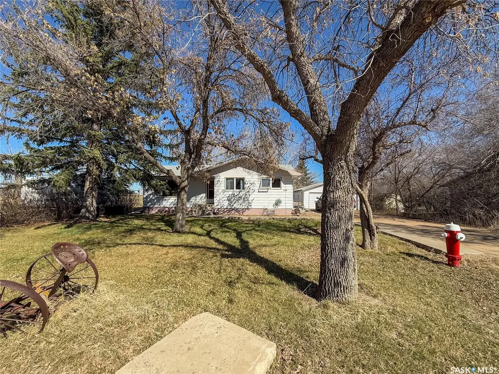 208 1st Street E Climax SK S0N 0N0