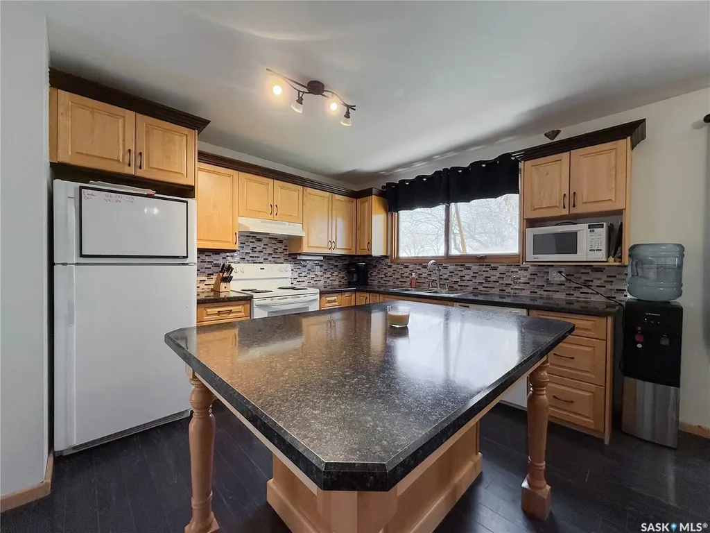208 1st Street E Climax SK S0N 0N0