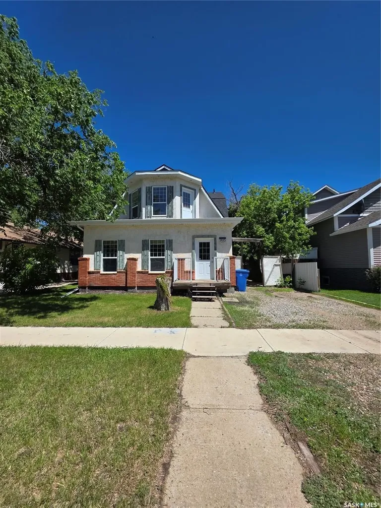 905 2nd Street Estevan SK S4A 0L3