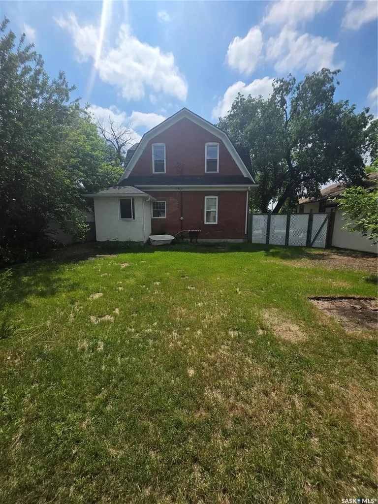 905 2nd Street Estevan SK S4A 0L3