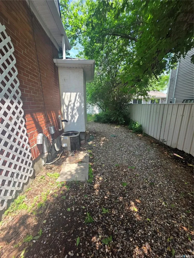 905 2nd Street Estevan SK S4A 0L3
