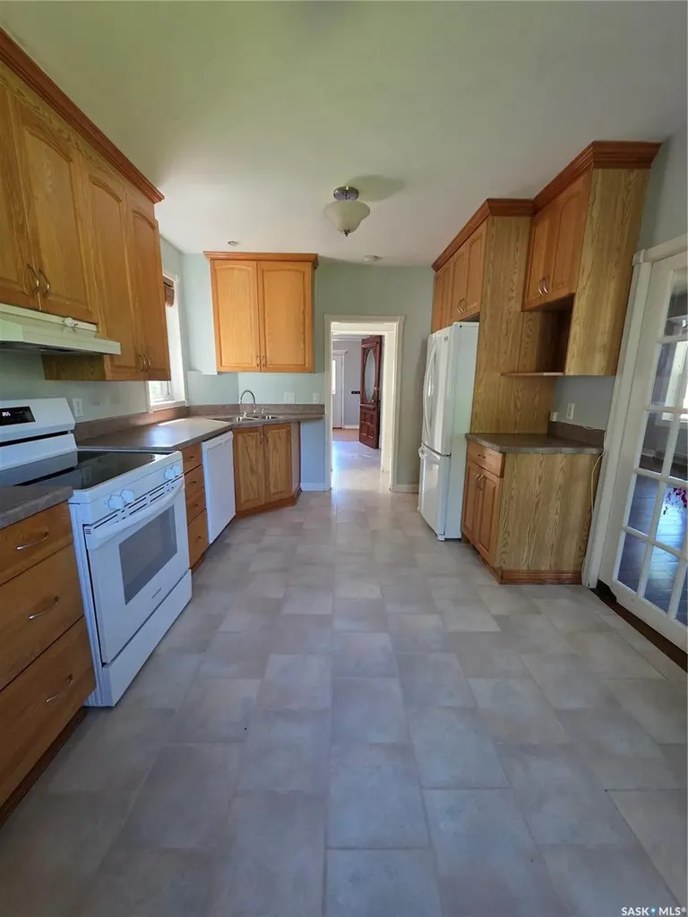 905 2nd Street Estevan SK S4A 0L3