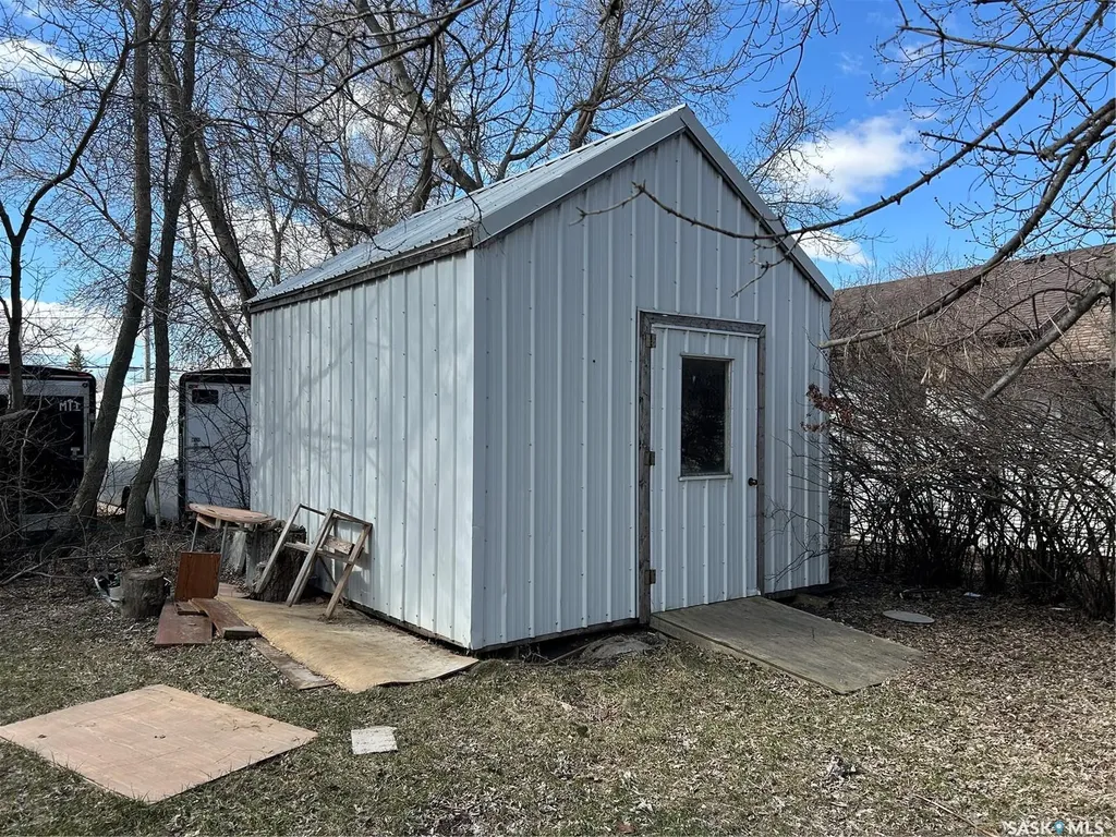833 Beryl Avenue Oxbow SK S0C 2B0