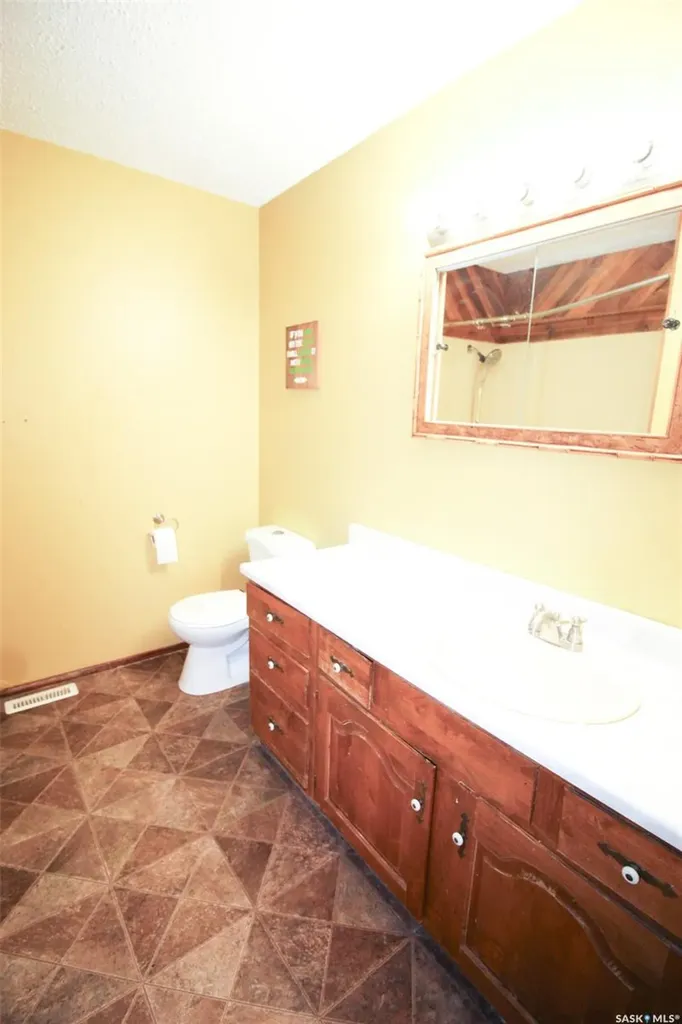 504 3rd Avenue E Frontier SK S0N 0W0