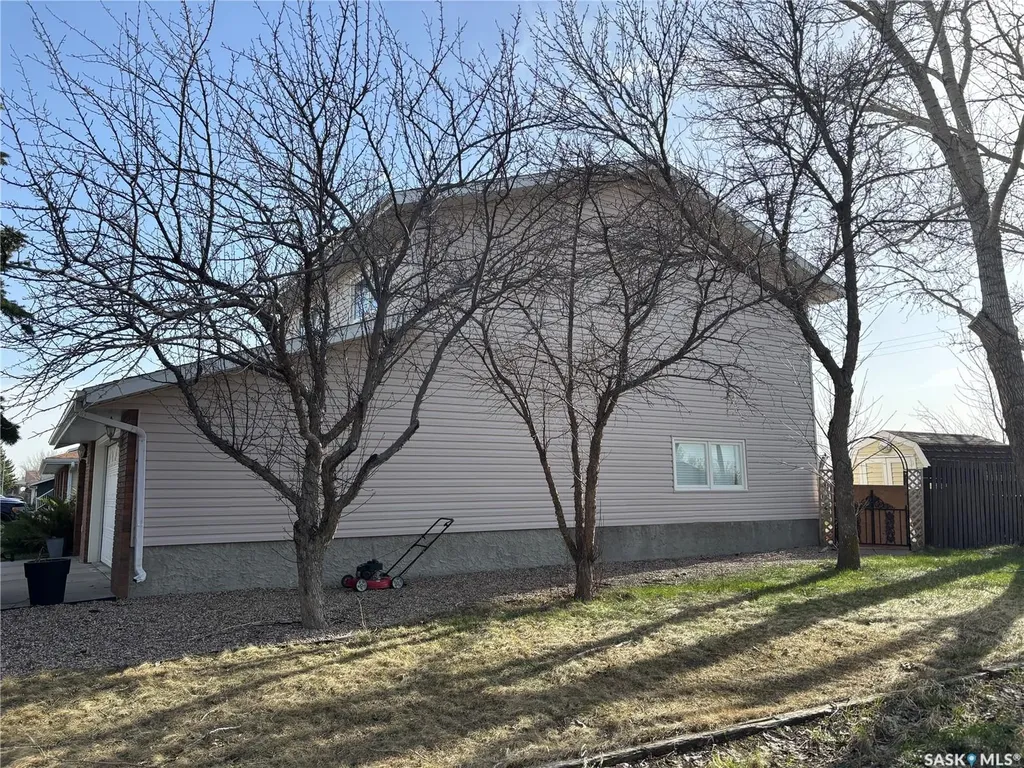 52 Harrigan Crescent Maple Creek SK S0N 1N0
