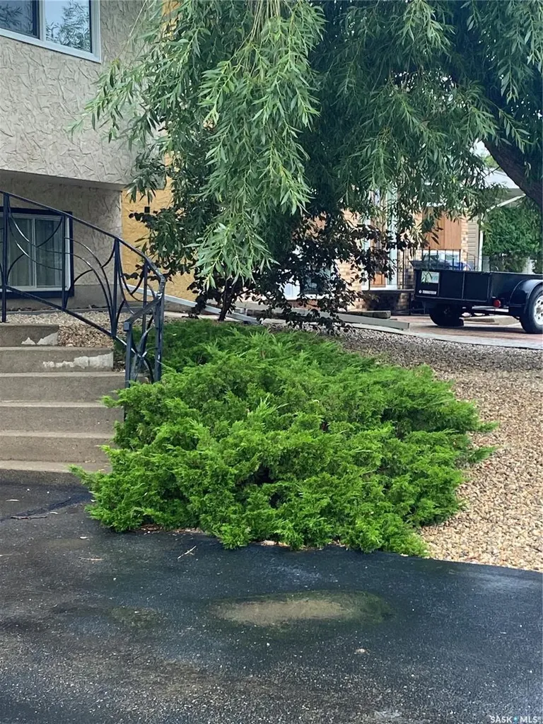 254 2nd Avenue E Gravelbourg SK S0H 1X0