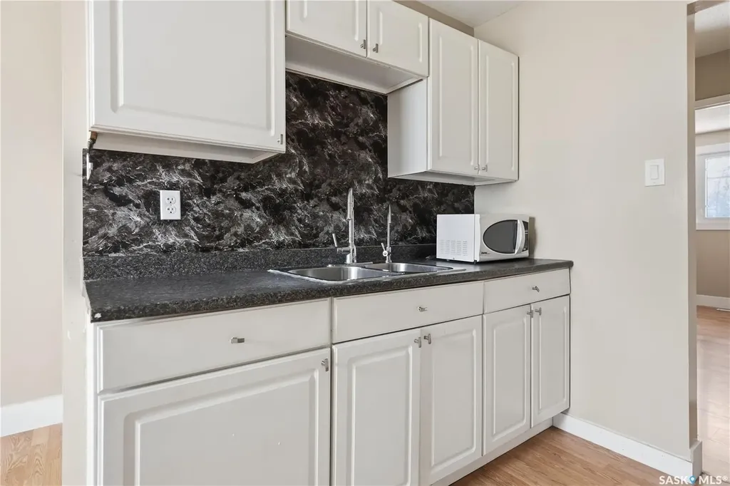 94 Lloyd Crescent Regina SK S4R 6C1